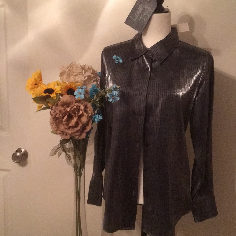 SOLD NWT Beautiful shimmering blouse. Size-Small